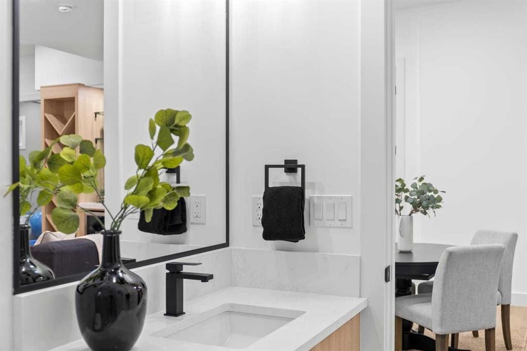 407 Patterson Boulevard Sw, Calgary, AB - Indoor Photo Showing Bathroom