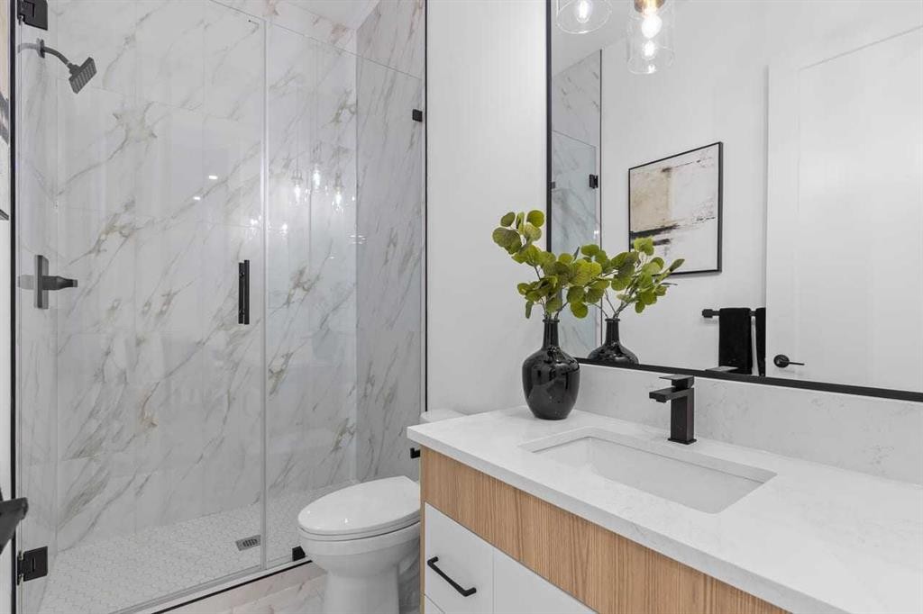 407 Patterson Boulevard Sw, Calgary, AB - Indoor Photo Showing Bathroom