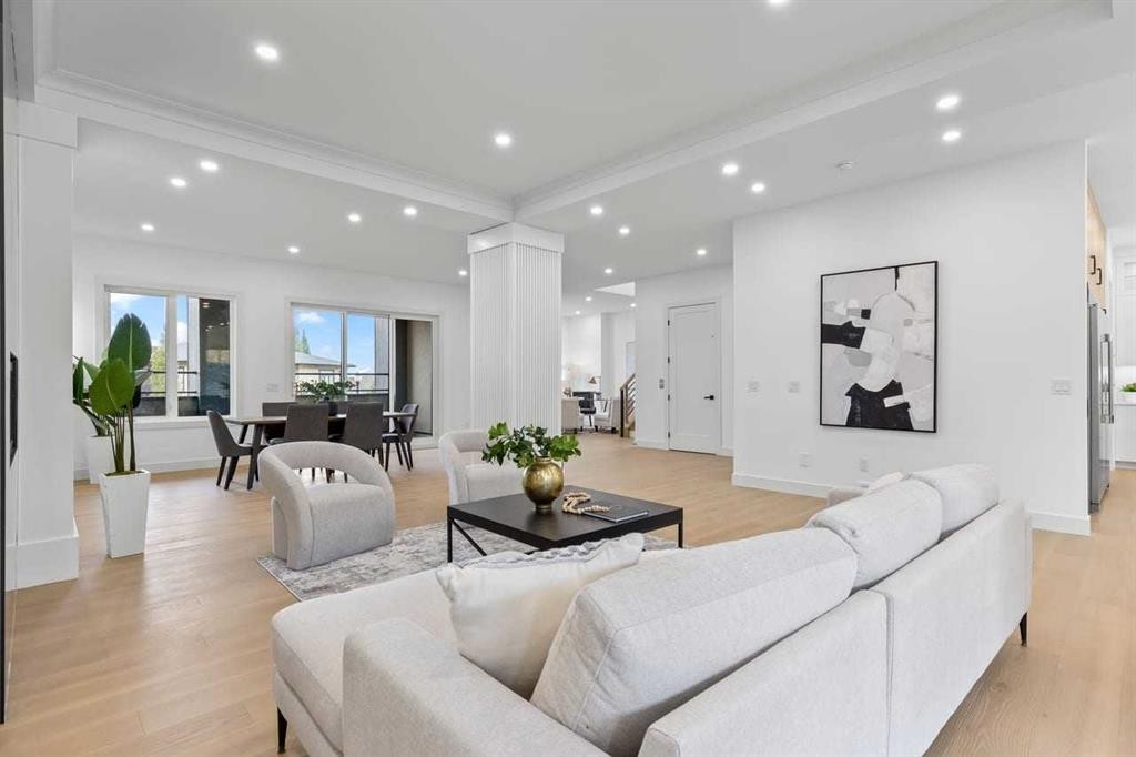 407 Patterson Boulevard Sw, Calgary, AB - Indoor Photo Showing Living Room
