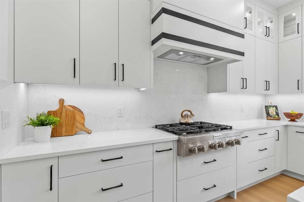 407 Patterson Boulevard Sw, Calgary, AB - Indoor Photo Showing Kitchen With Upgraded Kitchen