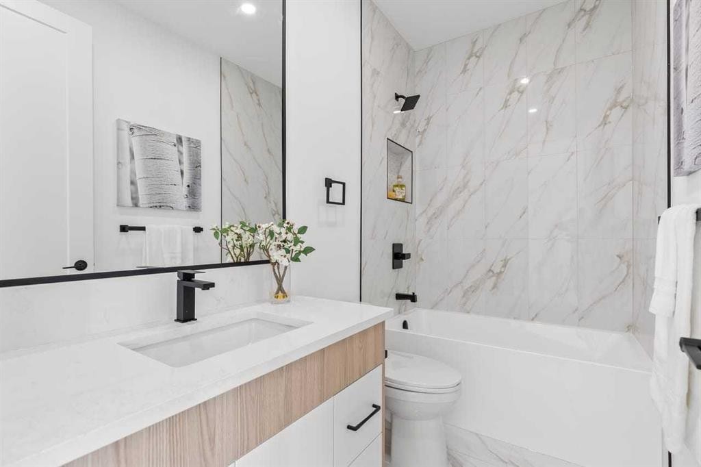 407 Patterson Boulevard Sw, Calgary, AB - Indoor Photo Showing Bathroom