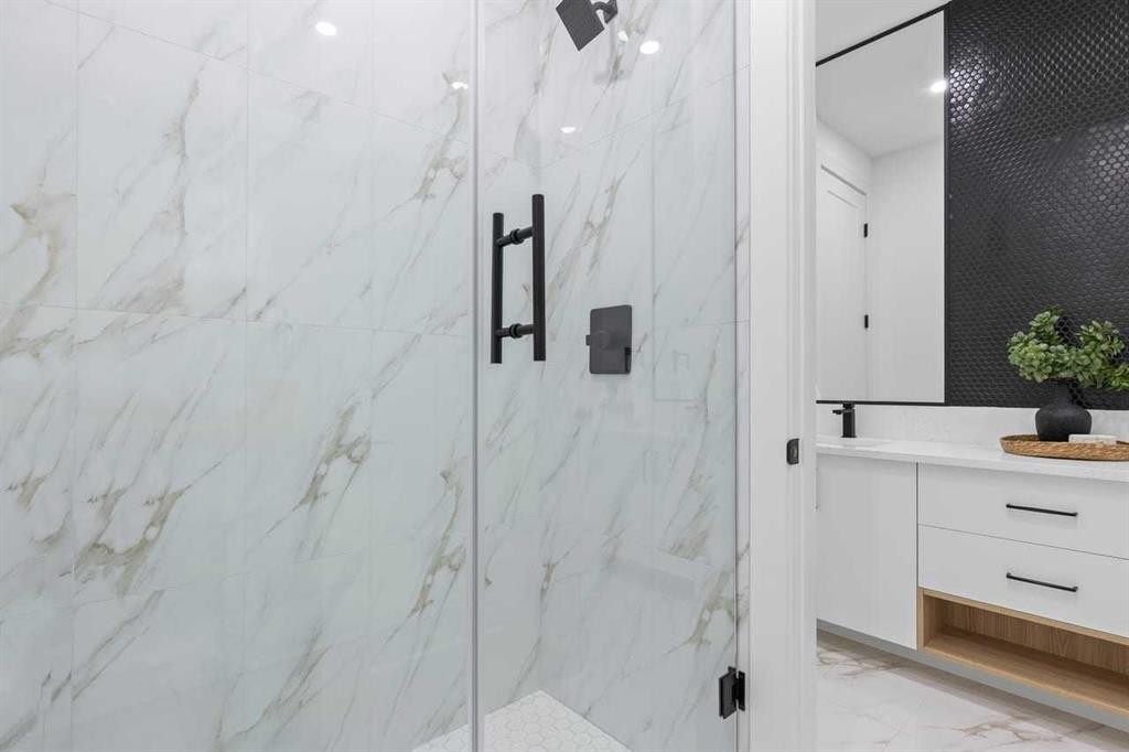 407 Patterson Boulevard Sw, Calgary, AB - Indoor Photo Showing Bathroom