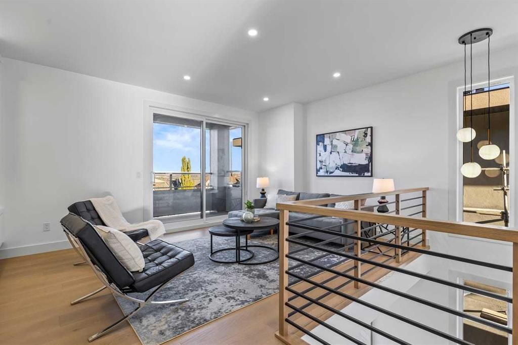 407 Patterson Boulevard Sw, Calgary, AB - Indoor Photo Showing Living Room