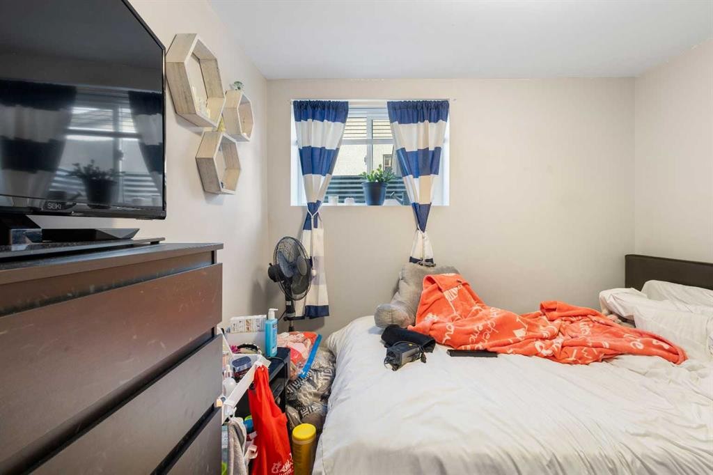 4612 Fortune Road Se, Calgary, AB - Indoor Photo Showing Bedroom