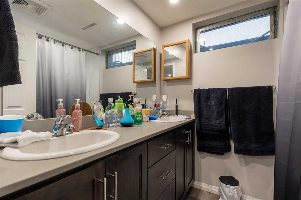 4612 Fortune Road Se, Calgary, AB - Indoor Photo Showing Bathroom