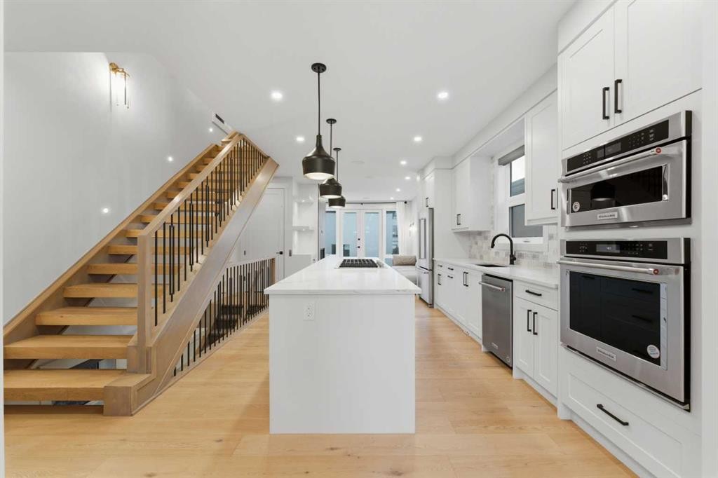 631 55 Avenue Sw, Calgary, AB - Indoor Photo Showing Kitchen With Upgraded Kitchen