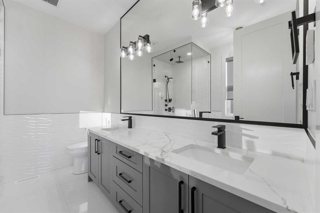 631 55 Avenue Sw, Calgary, AB - Indoor Photo Showing Bathroom