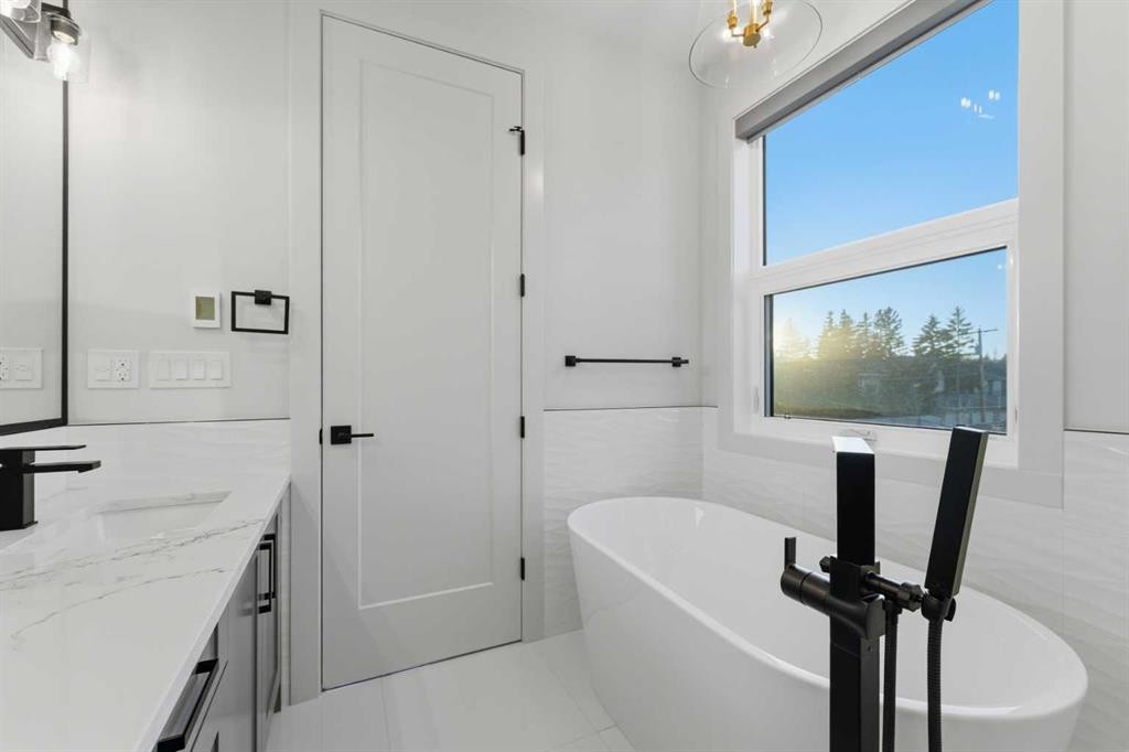 631 55 Avenue Sw, Calgary, AB - Indoor Photo Showing Bathroom