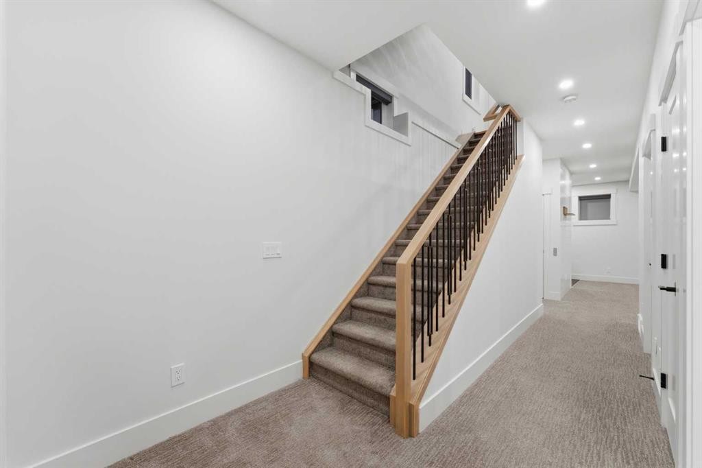 631 55 Avenue Sw, Calgary, AB - Indoor Photo Showing Other Room