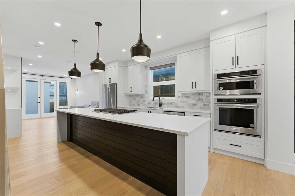 631 55 Avenue Sw, Calgary, AB - Indoor Photo Showing Kitchen With Upgraded Kitchen