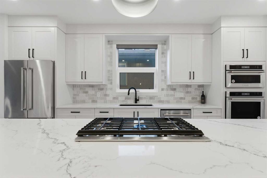 631 55 Avenue Sw, Calgary, AB - Indoor Photo Showing Kitchen