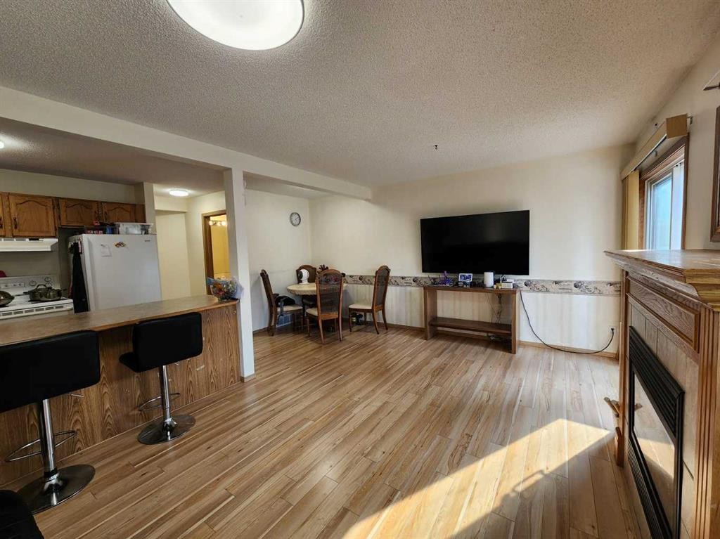 9 Country Hills Rise Nw, Calgary, AB - Indoor Photo Showing Kitchen