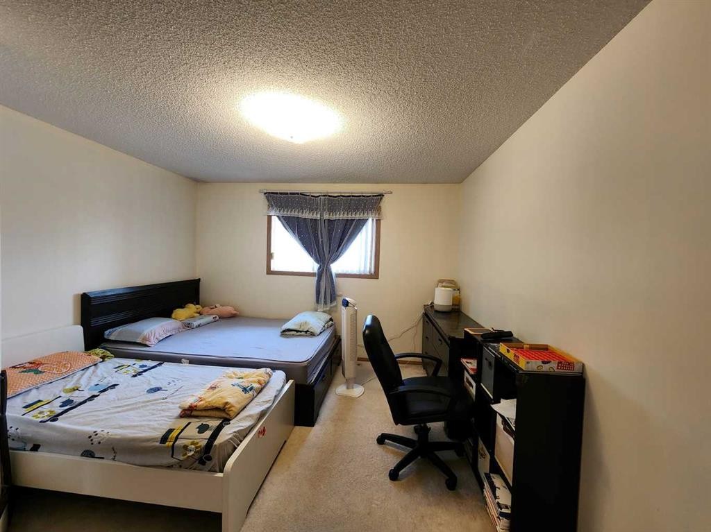 9 Country Hills Rise Nw, Calgary, AB - Indoor Photo Showing Bedroom