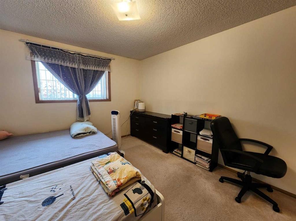 9 Country Hills Rise Nw, Calgary, AB - Indoor Photo Showing Bedroom