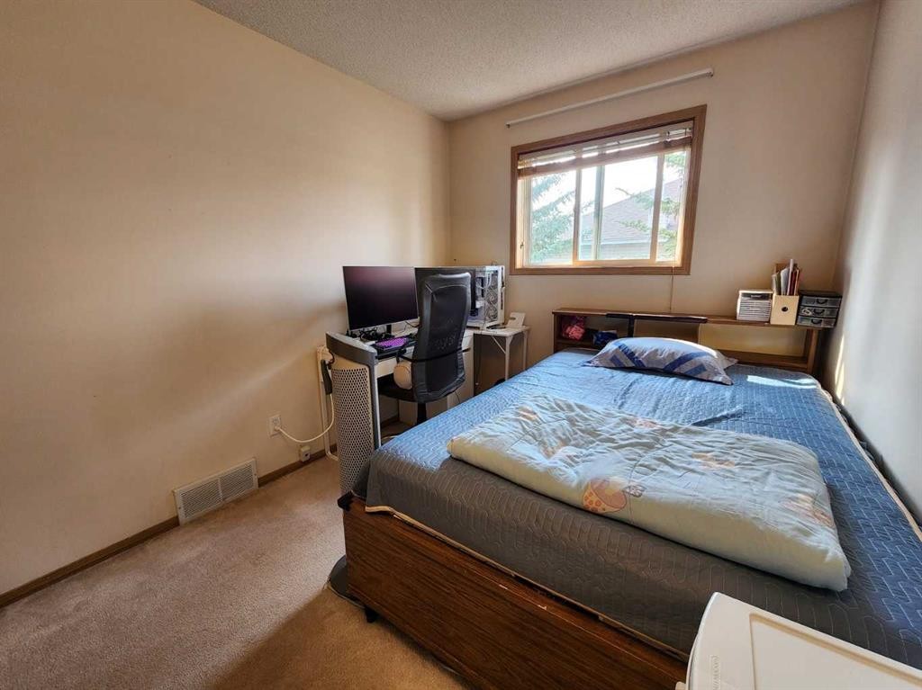 9 Country Hills Rise Nw, Calgary, AB - Indoor Photo Showing Bedroom