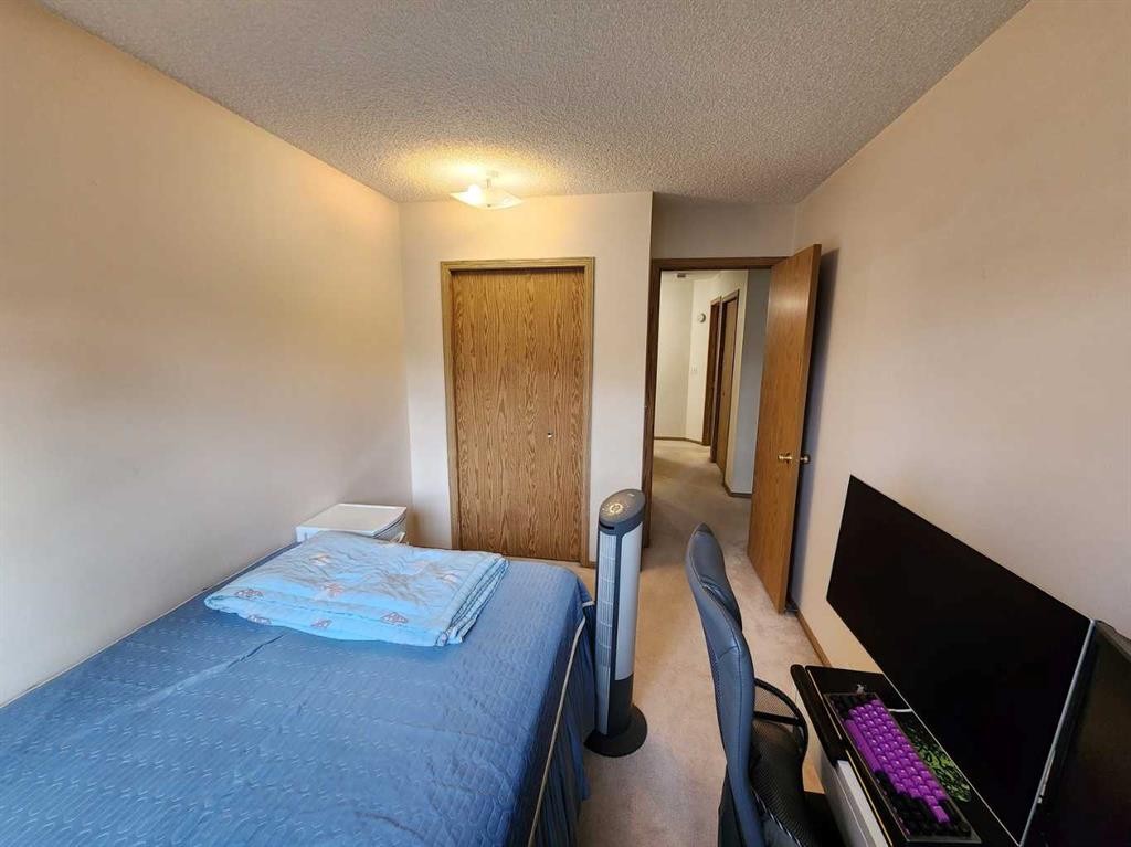 9 Country Hills Rise Nw, Calgary, AB - Indoor Photo Showing Bedroom