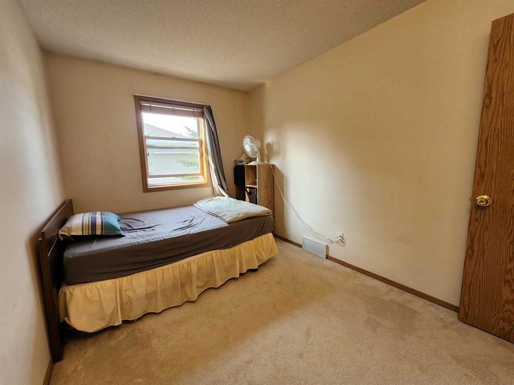 9 Country Hills Rise Nw, Calgary, AB - Indoor Photo Showing Bedroom