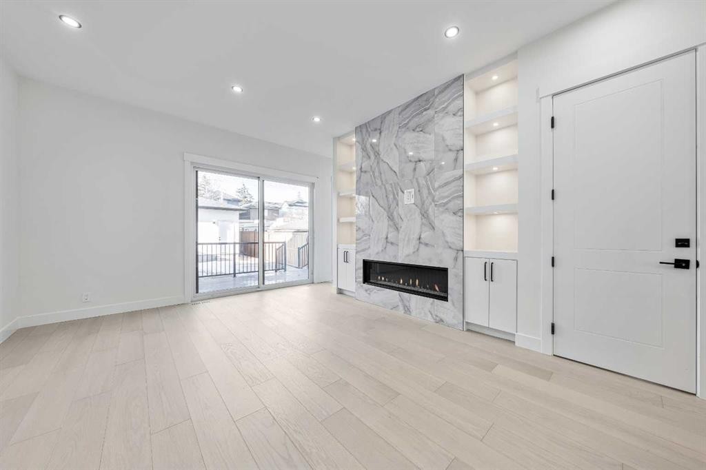 1417 42 Street Sw, Calgary, AB - Indoor With Fireplace