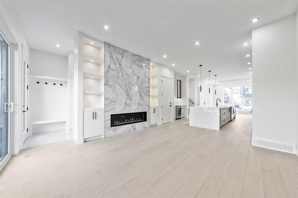 1417 42 Street Sw, Calgary, AB - Indoor With Fireplace