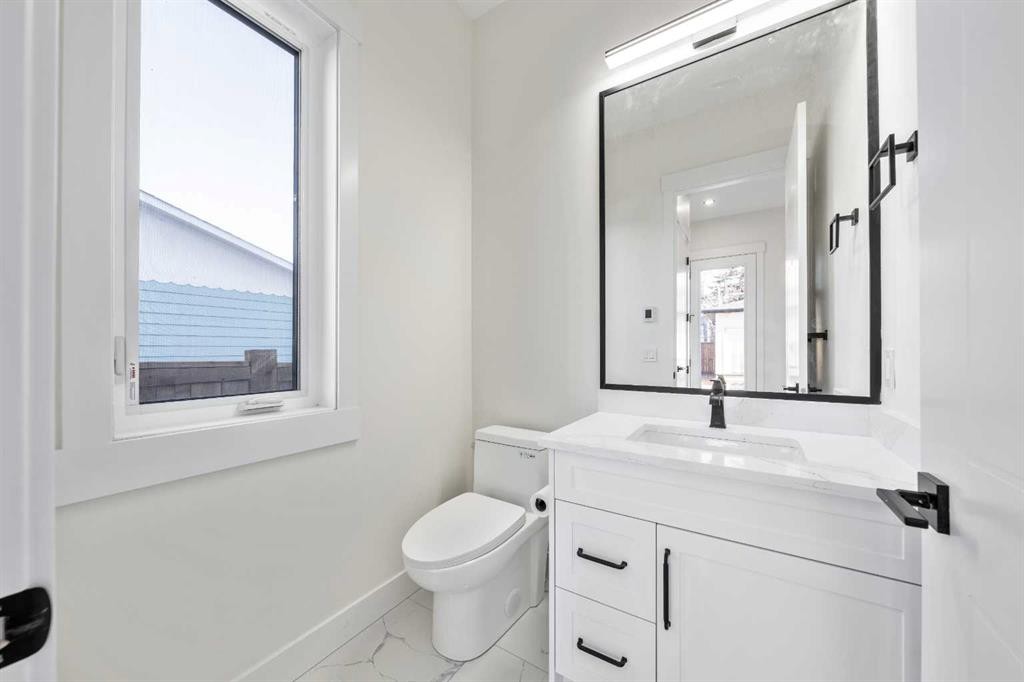 1417 42 Street Sw, Calgary, AB - Indoor Photo Showing Bathroom