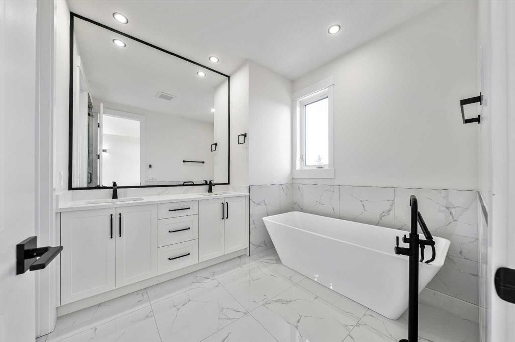 1417 42 Street Sw, Calgary, AB - Indoor Photo Showing Bathroom