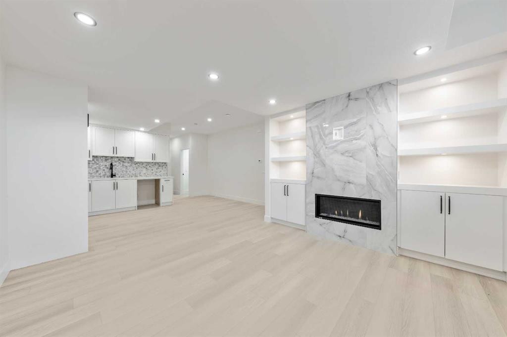 1417 42 Street Sw, Calgary, AB - Indoor With Fireplace