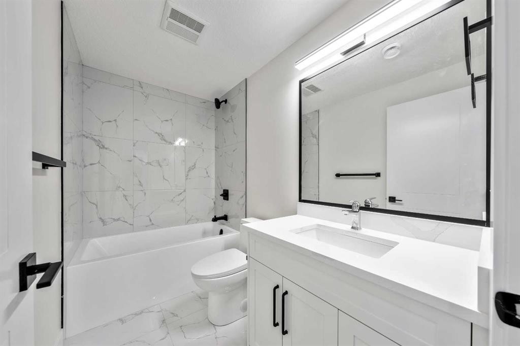 1417 42 Street Sw, Calgary, AB - Indoor Photo Showing Bathroom
