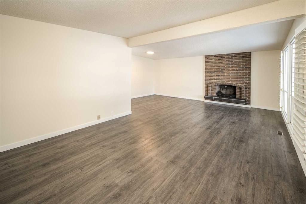 4712 Vegas Road Nw, Calgary, AB - Indoor With Fireplace