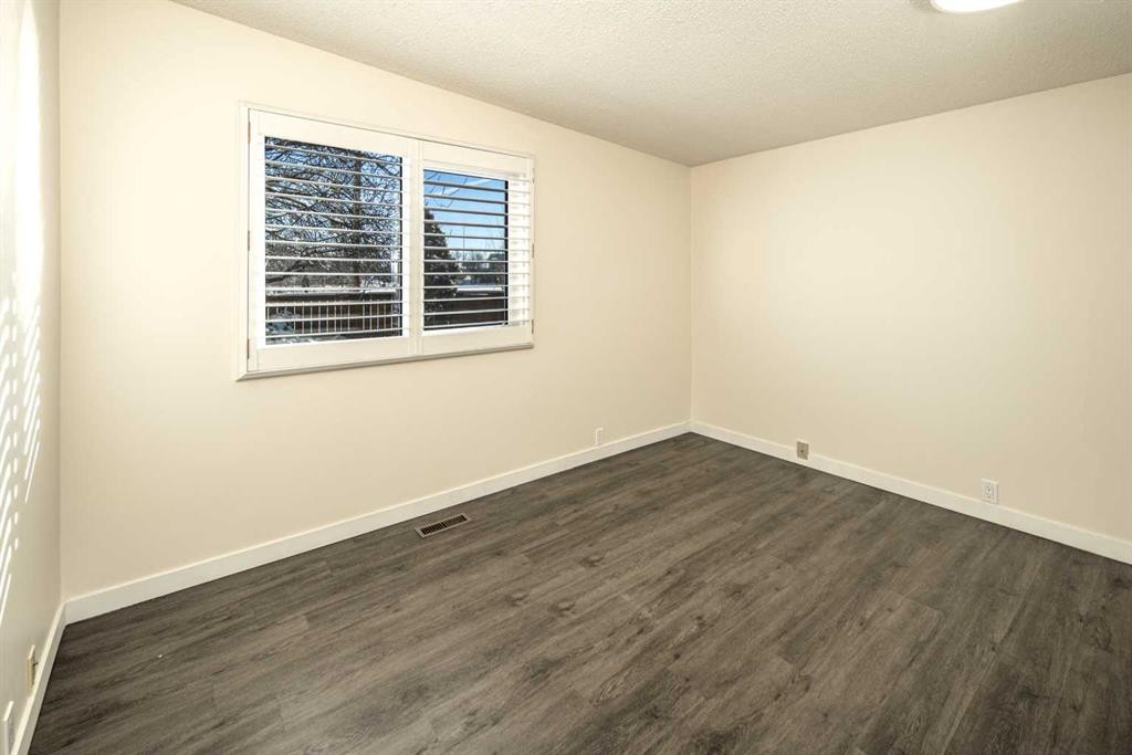 4712 Vegas Road Nw, Calgary, AB - Indoor Photo Showing Other Room