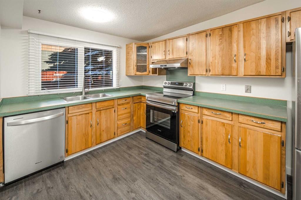 4712 Vegas Road Nw, Calgary, AB - Indoor Photo Showing Kitchen With Stainless Steel Kitchen With Double Sink
