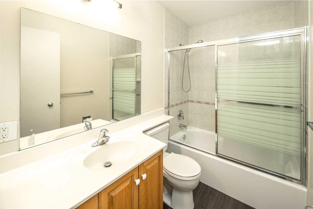 4712 Vegas Road Nw, Calgary, AB - Indoor Photo Showing Bathroom