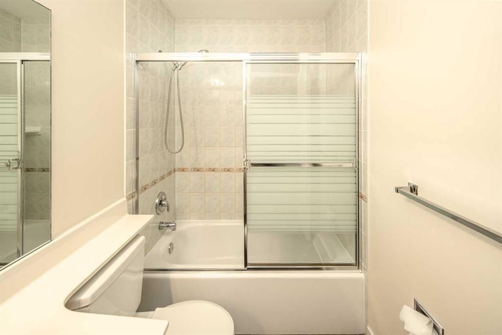 4712 Vegas Road Nw, Calgary, AB - Indoor Photo Showing Bathroom