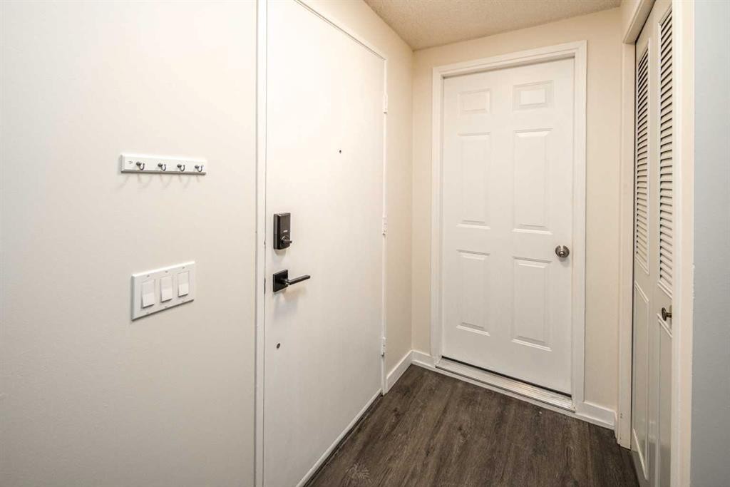 4712 Vegas Road Nw, Calgary, AB - Indoor Photo Showing Other Room