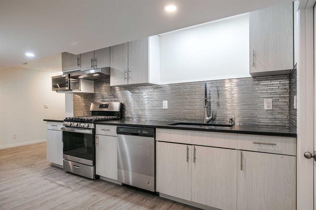 4712 Vegas Road Nw, Calgary, AB - Indoor Photo Showing Kitchen With Upgraded Kitchen