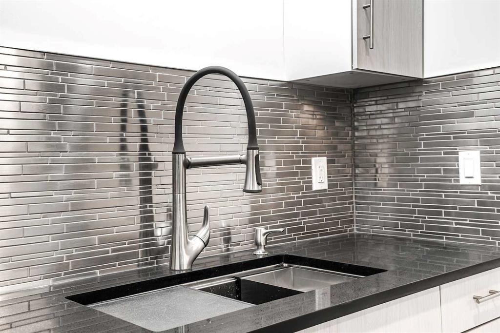 4712 Vegas Road Nw, Calgary, AB - Indoor Photo Showing Kitchen With Double Sink