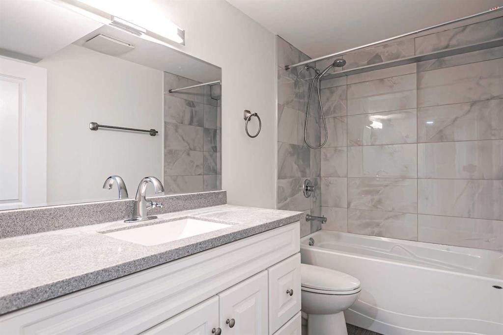 4712 Vegas Road Nw, Calgary, AB - Indoor Photo Showing Bathroom