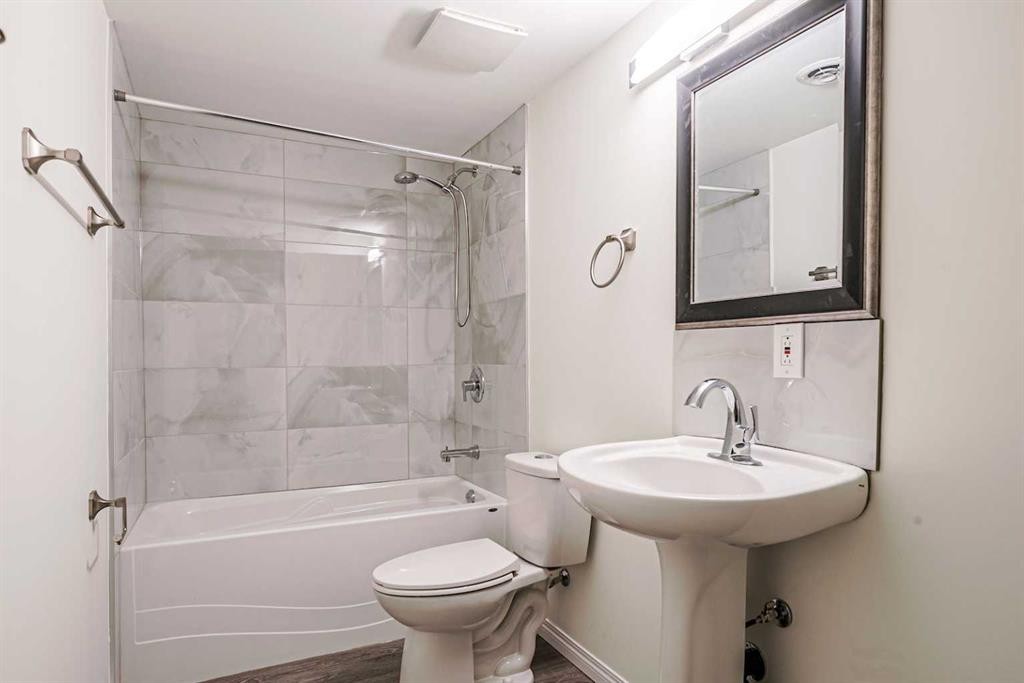 4712 Vegas Road Nw, Calgary, AB - Indoor Photo Showing Bathroom