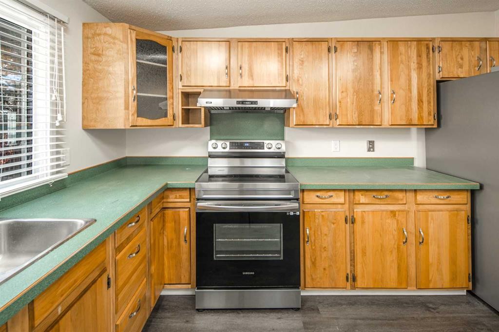 4712 Vegas Road Nw, Calgary, AB - Indoor Photo Showing Kitchen