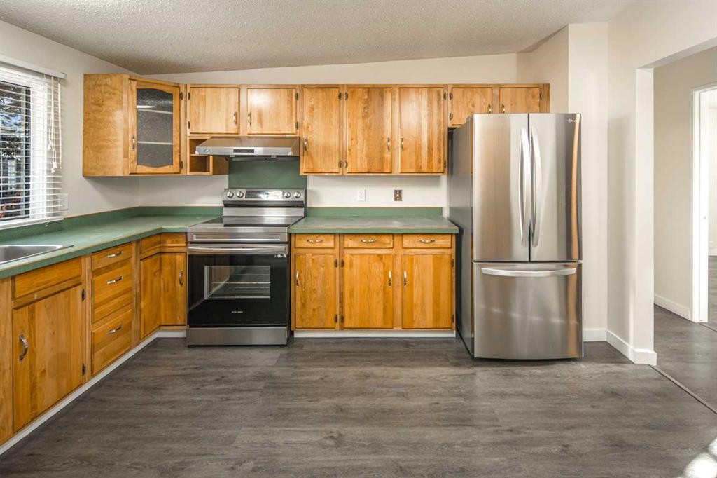 4712 Vegas Road Nw, Calgary, AB - Indoor Photo Showing Kitchen