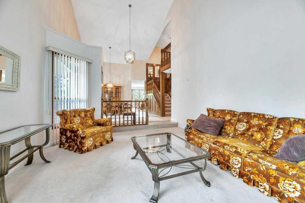 77 Edgewood Rise Nw, Calgary, AB - Indoor Photo Showing Living Room