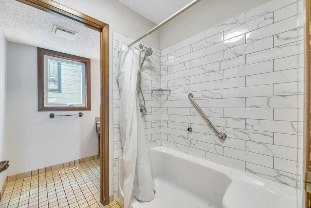 77 Edgewood Rise Nw, Calgary, AB - Indoor Photo Showing Bathroom