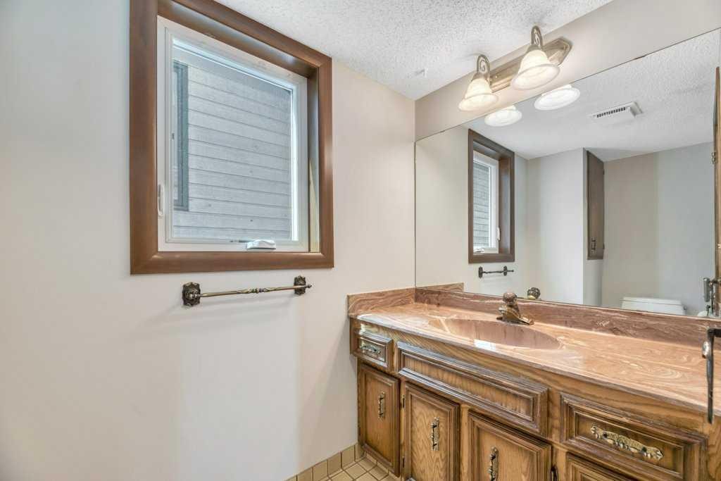 77 Edgewood Rise Nw, Calgary, AB - Indoor Photo Showing Bathroom