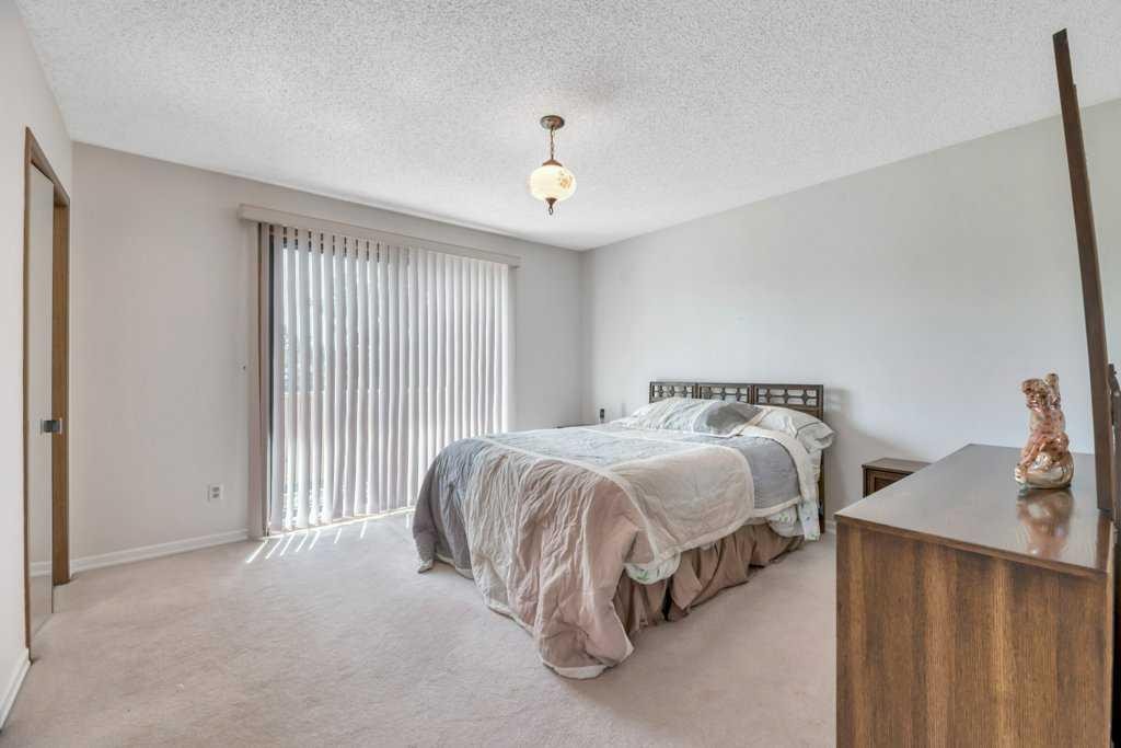 77 Edgewood Rise Nw, Calgary, AB - Indoor Photo Showing Bedroom