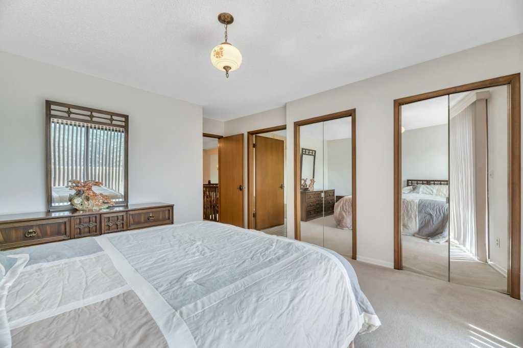 77 Edgewood Rise Nw, Calgary, AB - Indoor Photo Showing Bedroom