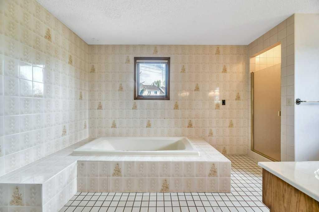77 Edgewood Rise Nw, Calgary, AB - Indoor Photo Showing Bathroom