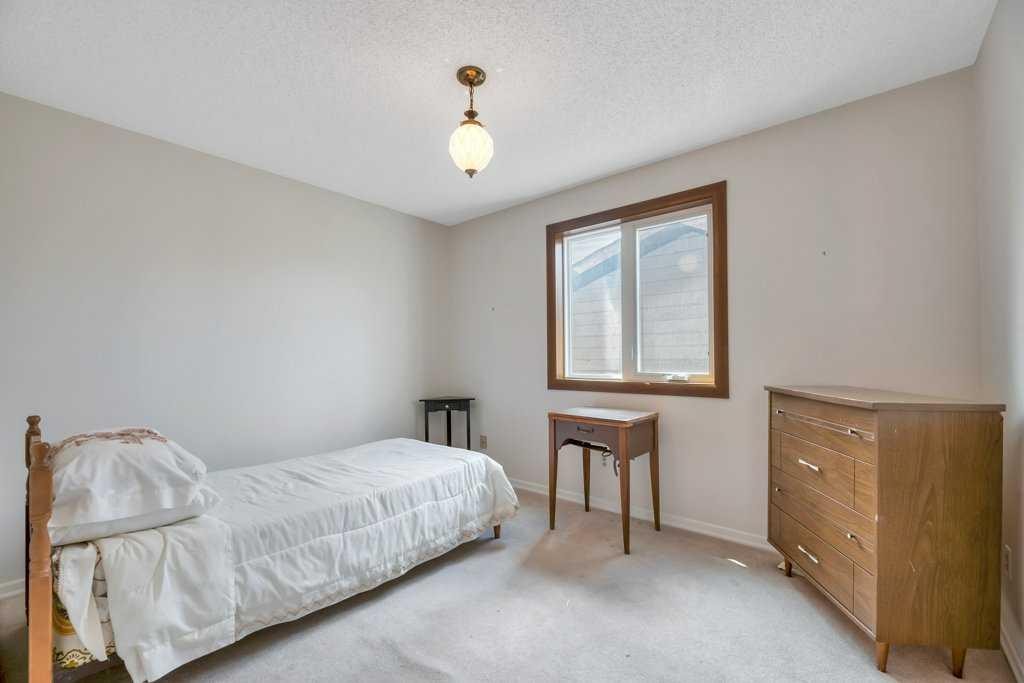 77 Edgewood Rise Nw, Calgary, AB - Indoor Photo Showing Bedroom