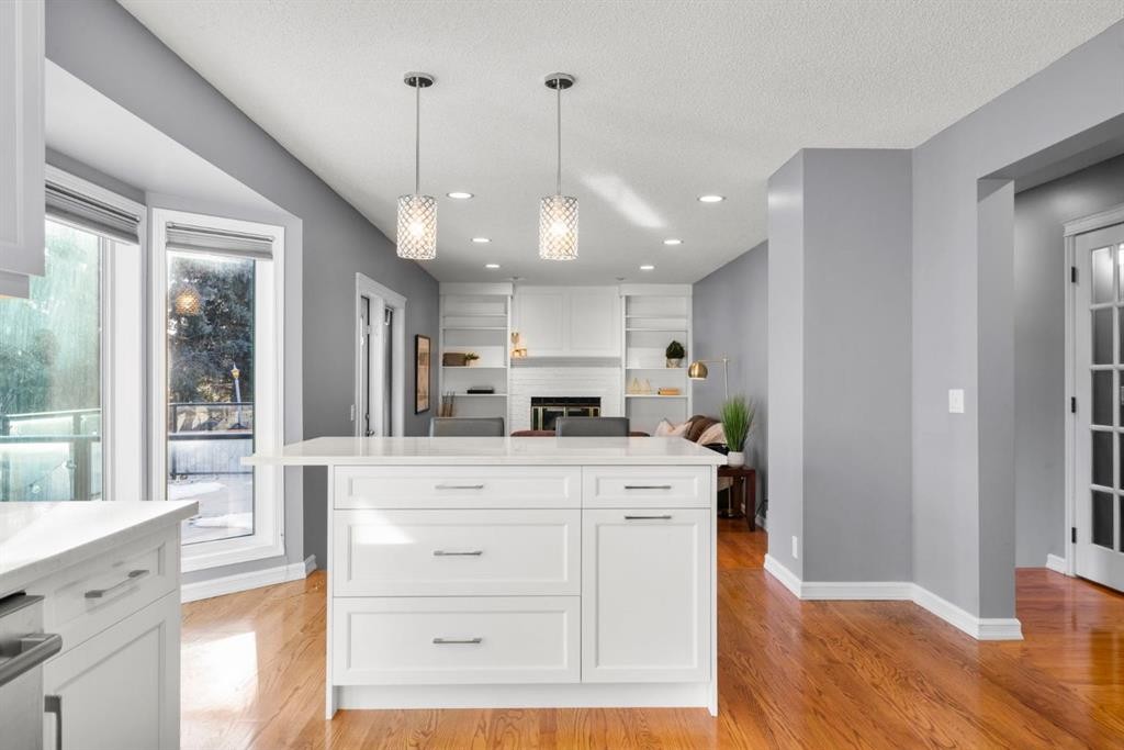 16 Woodacres Drive Sw, Calgary, AB - Indoor Photo Showing Kitchen With Upgraded Kitchen