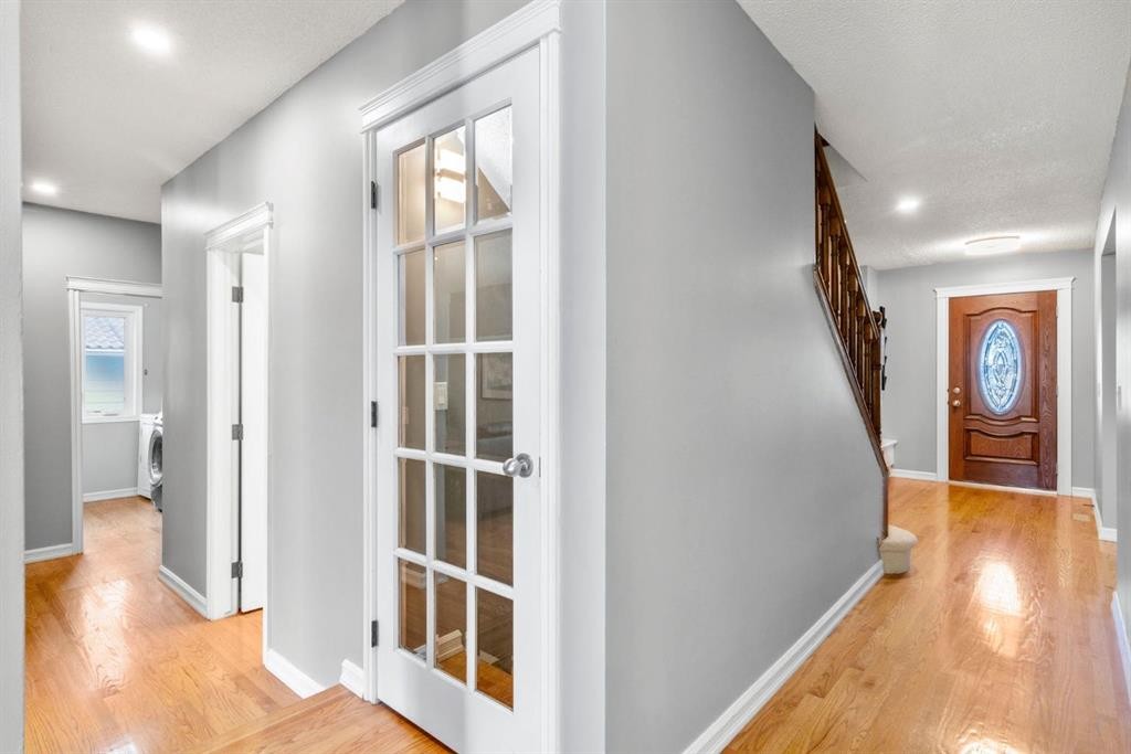 16 Woodacres Drive Sw, Calgary, AB - Indoor Photo Showing Other Room