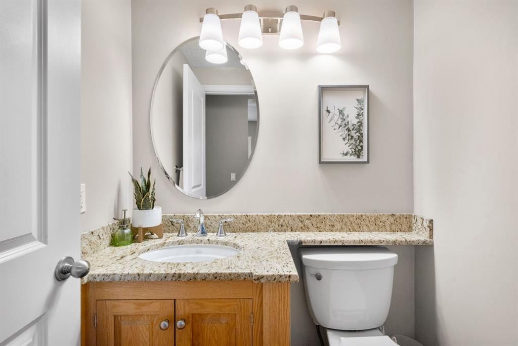 16 Woodacres Drive Sw, Calgary, AB - Indoor Photo Showing Bathroom