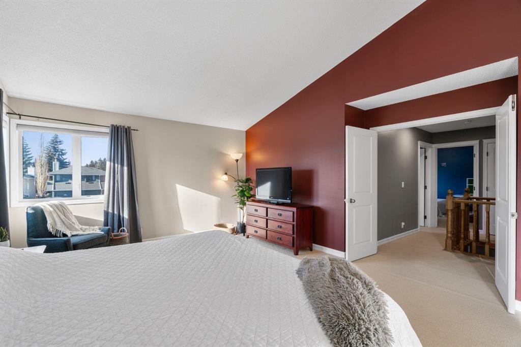 16 Woodacres Drive Sw, Calgary, AB - Indoor Photo Showing Bedroom